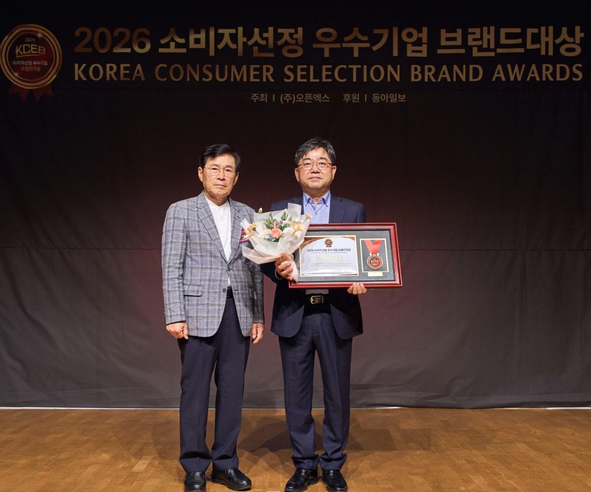 본문 이미지 - 쿠첸의 '123 밥솥'이 '2026 소비자선정 우수기업 브랜드대상' 전기밥솥 부문을 수상했다. (쿠첸 제공) 