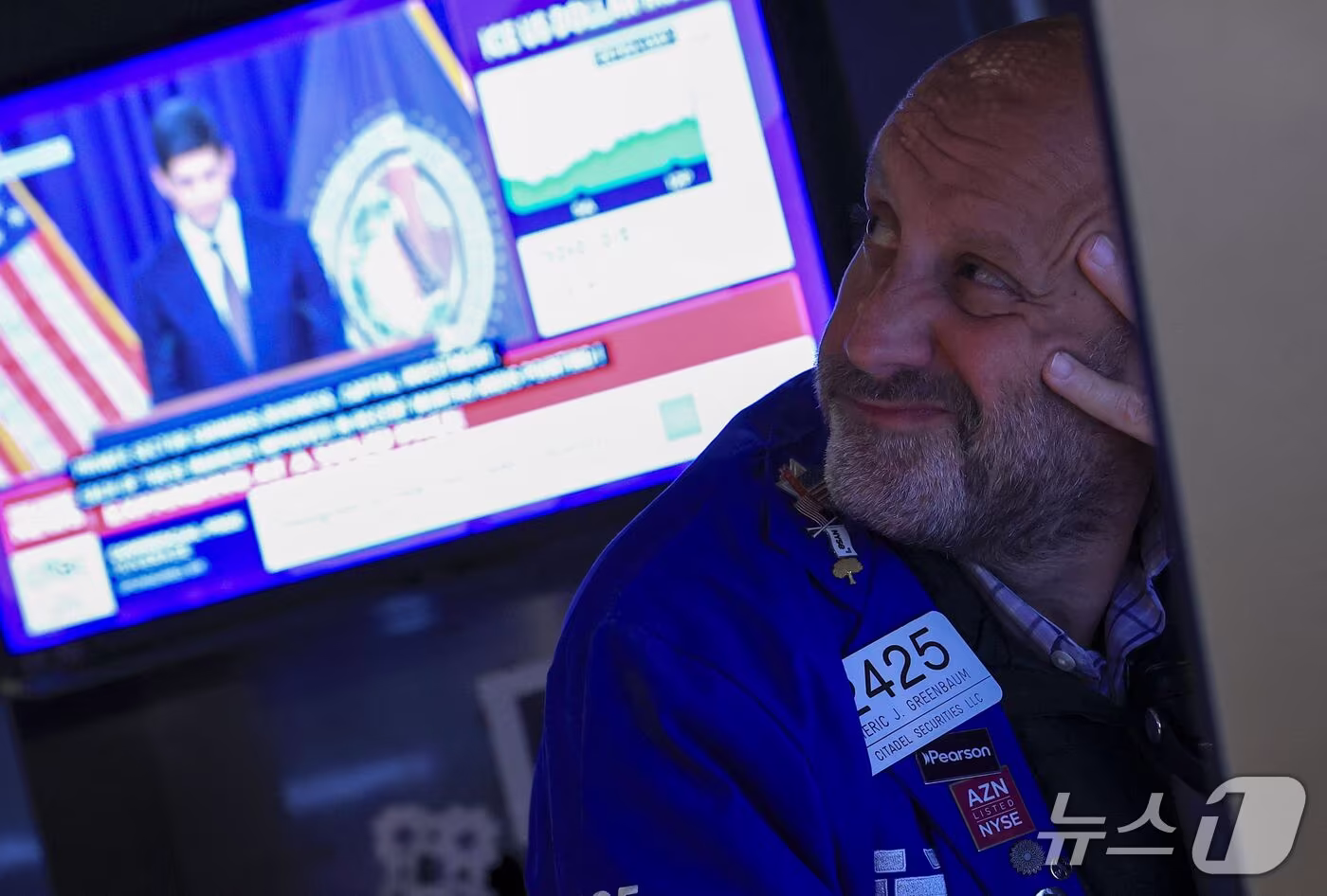 본문 이미지 - 케빈 워시 미 연준 의장의 기자회견을 보는 뉴욕 금융시장 관계자 ⓒ AFP=뉴스1