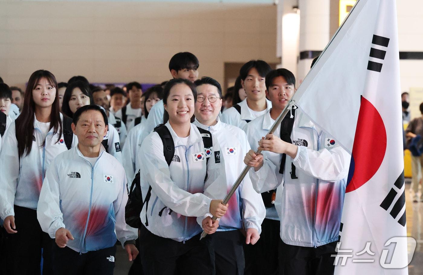 본문 이미지 - 2026 아이치·나고야 아시안게임 개막을 이틀 앞둔 17일 오전 대한민국 국가대표 선수단이 인천국제공항에서 일본 나고야로 출국하고 있다. 2026.9.17 ⓒ 뉴스1 이광호 기자