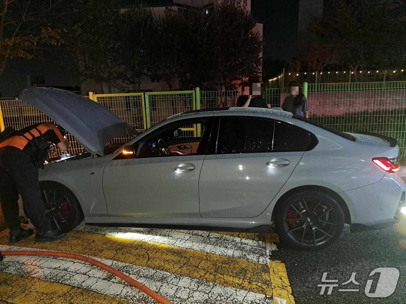 본문 이미지 - 부산 감전동 도로에서 화재가 발생한 BMW 차량.(부산재난소방본부 제공. 재판매 및 DB 금지)
