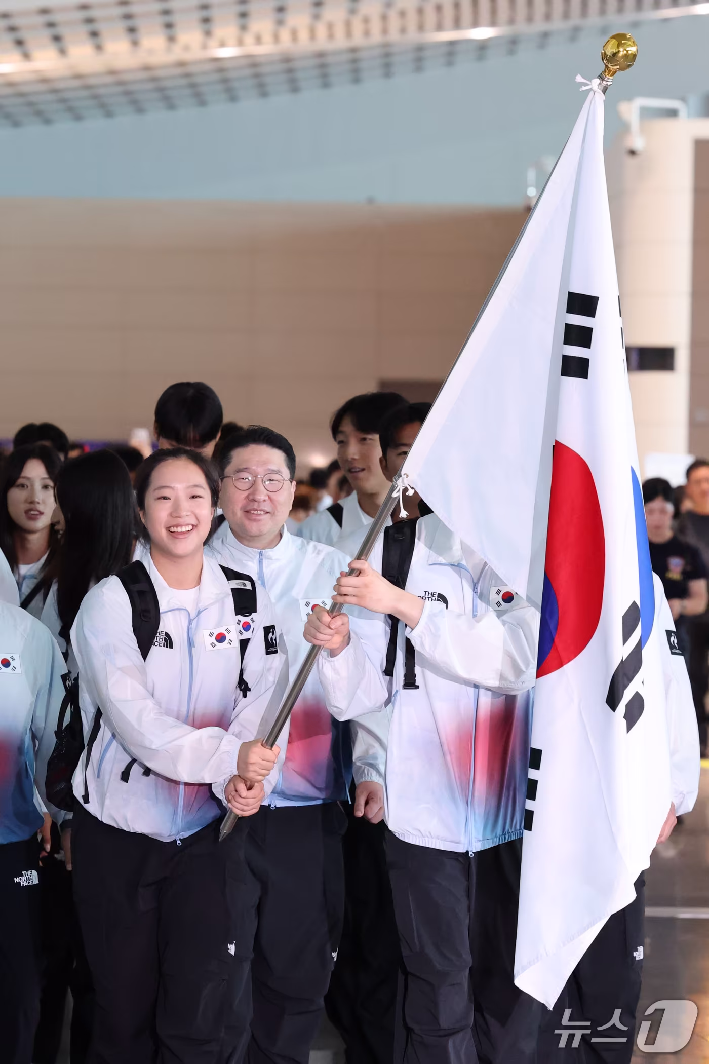 본문 이미지 - 2026 아이치·나고야 아시안게임 개막을 이틀 앞둔 17일 오전 대한민국 국가대표 선수단이 인천국제공항에서 일본 나고야로 출국하고 있다. 2026.9.17 ⓒ 뉴스1 이광호 기자