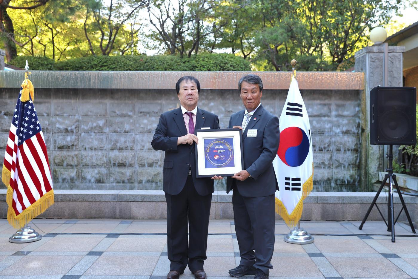 본문 이미지 - 우오현 SM그룹 회장(왼 )과 임호영 한미동맹재단 회장(전 한미연합군사령부 부사령관)이 지난 16일 서울 용산구 드래곤힐 세이블스에서 열린 한미동맹재단∙주한미군전우회 후원기업 간담회에서 후원기업인증패를 들고 기념촬영을 하고 있다.(SM그룹 제공) 