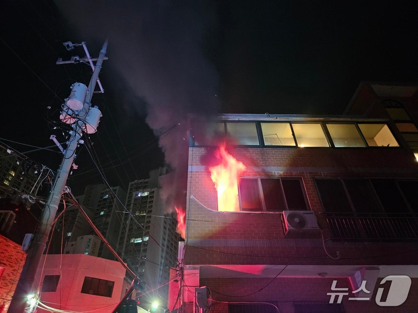 본문 이미지 - 17일 오전 1시 31분쯤 부산 부산진구 전포동의 한 3층짜리 다가구주택 2층에서 불이 났다. 사진은 화재 현장 모습. (부산소방재난본부 제공. 재판매 및 DB금지)