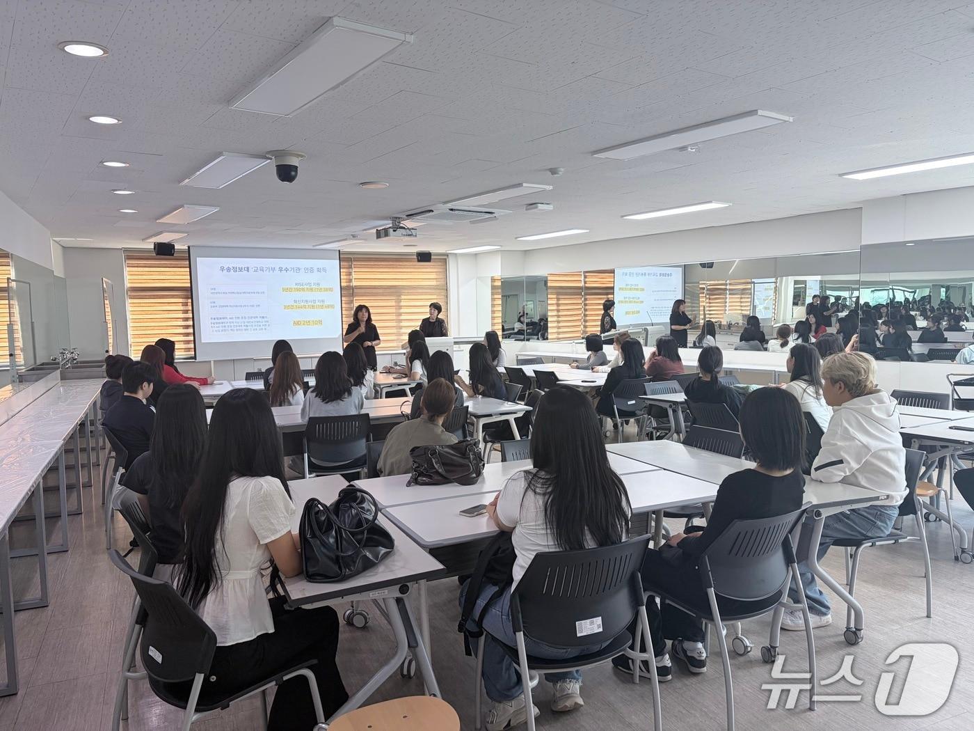본문 이미지 - 우송정보대학 뷰티디자인학부 헤어디자인전공은 전국 고등학교 재학생 104명을 대상으로 '학과탐방 프로그램'을 개최했다. (우송정보대학 제공. 재판매 및 DB금지) /뉴스1