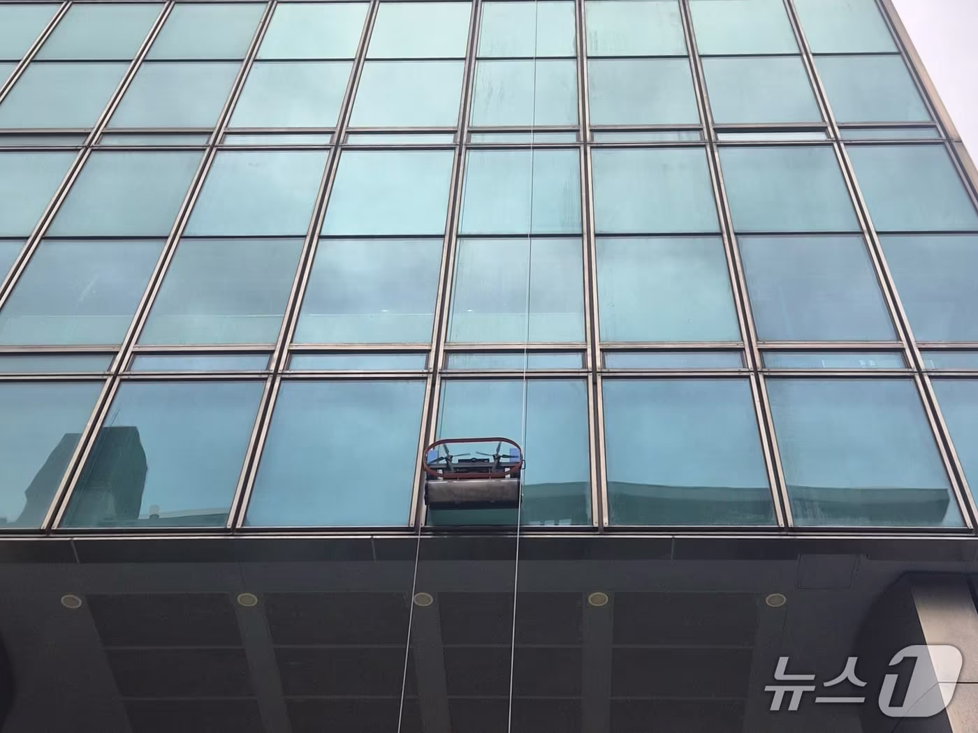본문 이미지 - 포스코가 국내 최초로 도입한 외벽 청소로봇이 서울 포스코센터 외벽 커튼월을 청소하고 있다. (사진제공 = 포스코) 