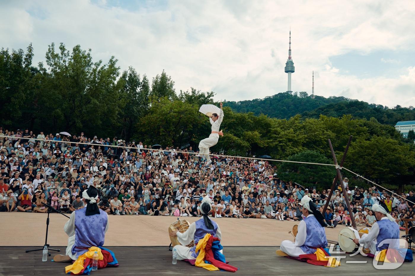 본문 이미지 - 남산골한옥마을 추석 축제.(남산골한옥마을 제공)