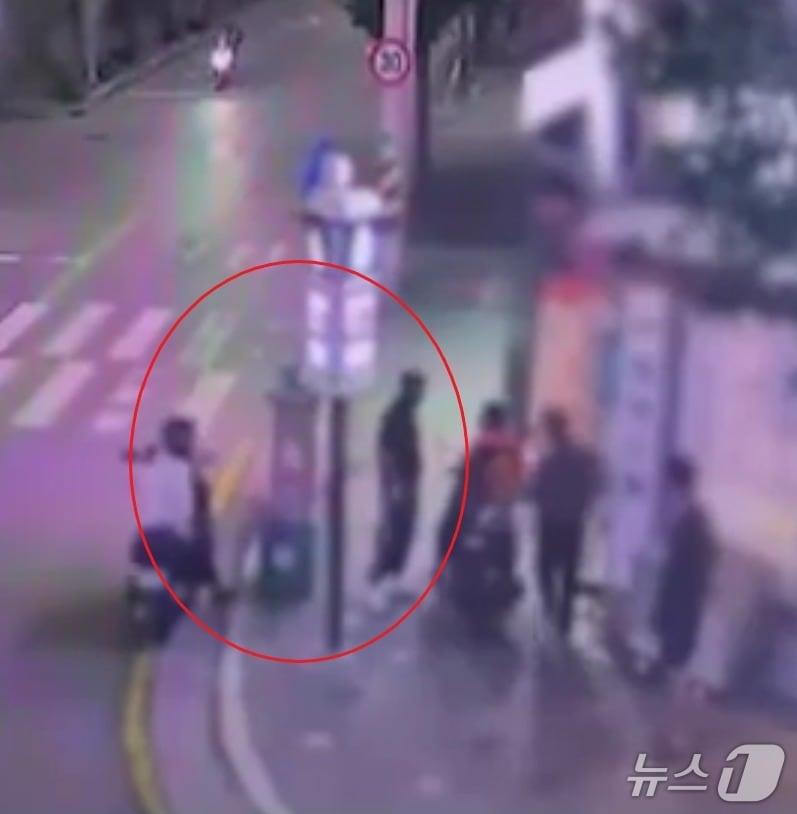 본문 이미지 - A 씨 등이 양산시 북정동의 한 길거리에서 오토바이를 타던 외국인을 세우고 경찰에 신고하겠다고 협박하며 금품을 요구하는 모습. (경남경찰청 제공. 재판매 및 DB 금지)