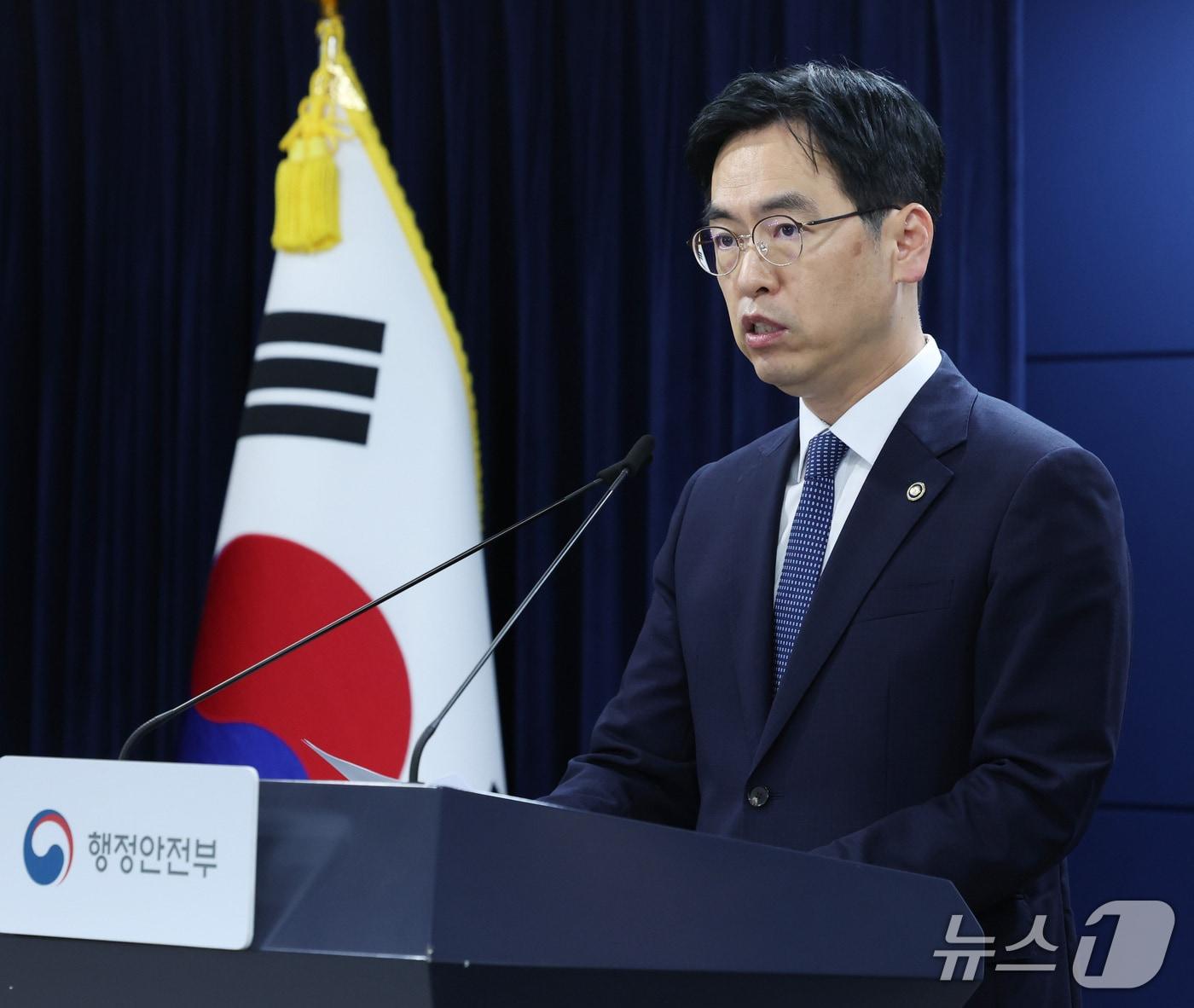 본문 이미지 - 김민재 중대범죄수사청 개청준비단장이 17일 서울 종로구 정부서울청사에서 초대 중수청장 후보자에 대한 브리핑을 하고 있다. 행안부는 "김지용 후보자는 김학의 출금·정진웅 독직폭행 건 기소에 반대했다＂고 말했다. 2026.9.17 ⓒ 뉴스1 이종덕 기자