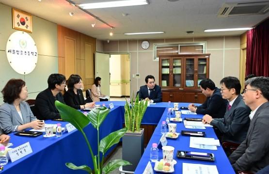 본문 이미지 - 16일 청운초등학교를 찾은 임만균 서울시의장이 수영장 운영 현황에 대해 청취하고 있다.(서울시의회 제공)