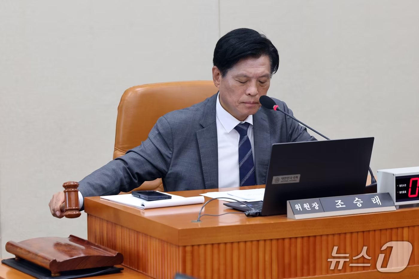 본문 이미지 - 조승래 재경위원장이 지난 9월 17일 오전 서울 여의도 국회에서 열린 재정경제기획위원회 전체회의에서 의사봉을 두드리고 있다. 2026.9.17 ⓒ 뉴스1 황기선 기자
