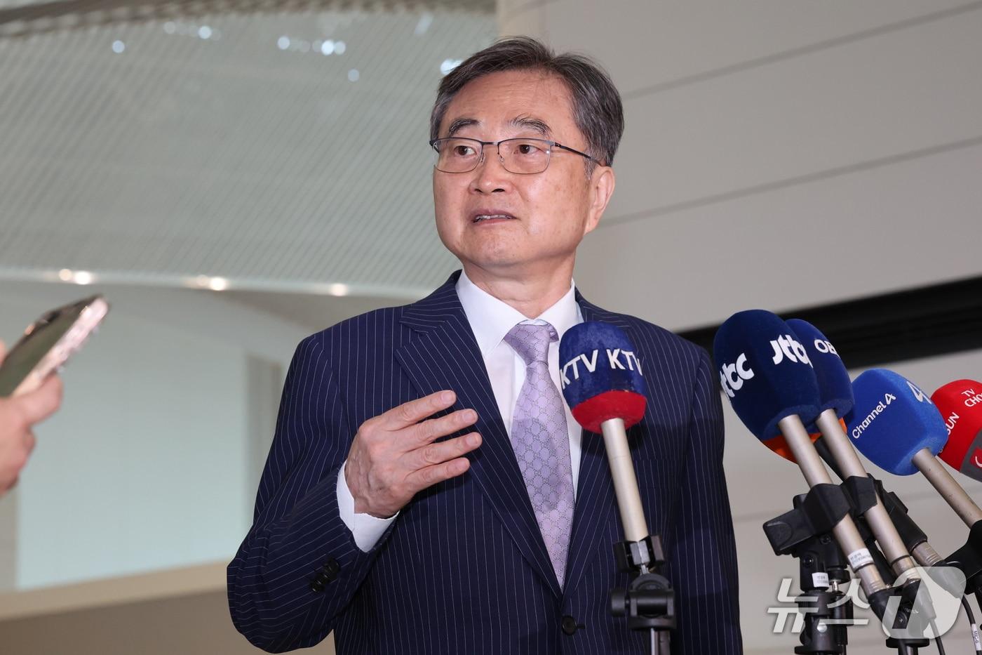 본문 이미지 - 조현 외교부 장관이 17일 오전 인천국제공항에서 미국 국무부 장관과의 한미 외교장관 회담을 위해 출국하며 취재진의 질문에 답하고 있다. 2026.9.17 ⓒ 뉴스1 이광호 기자