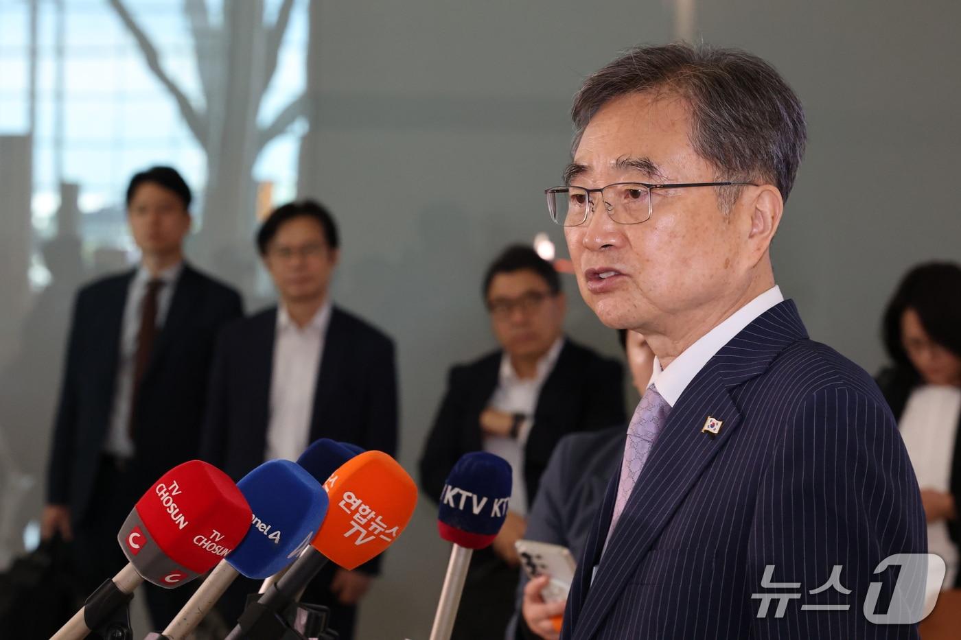 본문 이미지 - 조현 외교부 장관이 17일 오전 인천국제공항에서 미국 국무부 장관과의 한미 외교장관 회담을 위해 출국하며 취재진의 질문에 답하고 있다. 2026.9.17 ⓒ 뉴스1 이광호 기자