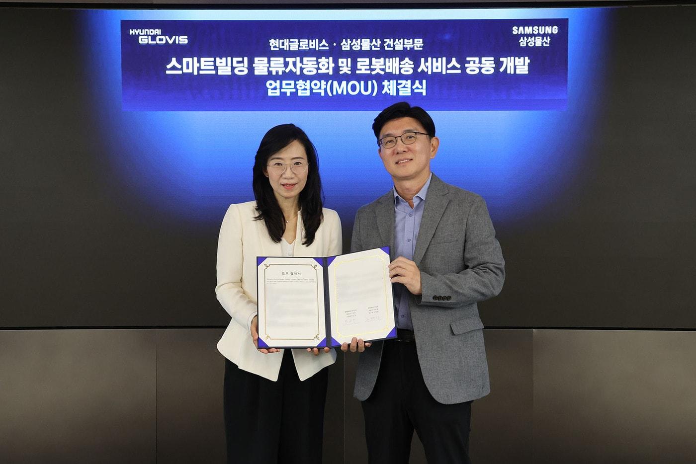 본문 이미지 -  한규헌 현대글로비스 미래혁신기술센터장(오른쪽)과 조혜정 삼성물산 DxP본부장이 '스마트빌딩 물류자동화 및 로봇배송 서비스 공동 개발 관련 업무협약(MOU)' 체결 후 기념사진을 찍고 있다. (현대글로비스 제공)