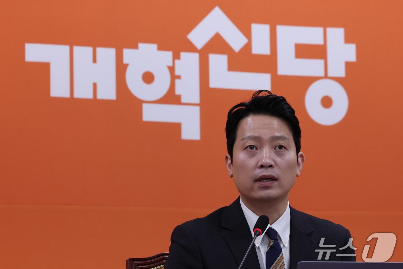 본문 이미지 - 이기인 개혁신당 비상대책위원장이 17일 서울 여의도 국회에서 열린 기자회견에서 개혁신당이 다시 살아나기 위해 필요한 첫 번째 쇄신안을 발표하고 있다. 2026.9.17 ⓒ 뉴스1 박지혜 기자