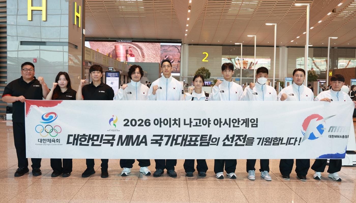 본문 이미지 - 한국 최초의 종합격투기(MMA) 국가대표 선수단이 아시안게임 금메달 사냥을 위해 17일 오전 일본 나고야로 출국했다. (대한MMA총협회 제공)