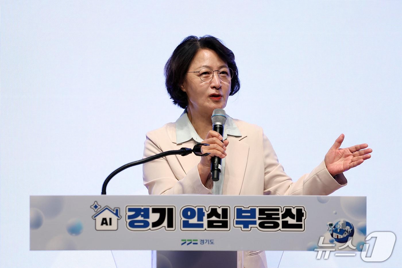 본문 이미지 - 15일 오후 경기도청 다산홀에서 열린 경기도형 주거 안전망 조성 비전 선포 및 경기 안심 부동산 출범식에서 추미애 경기도지사가 인사말을 하고 있다.(경기도 제공. 재판매 및 DB 금지)
