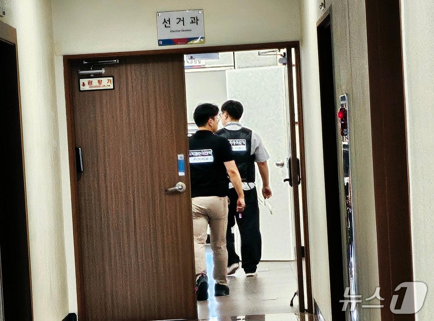 본문 이미지 - '제9회 전국동시지방선거 투표용지 부족 사태 등 국민참정권 침해 의혹 진상규명을 위한 특별검사팀\'이 17일 오전 대구시선거관리위원회에 대한 압수수색하고 있다.  ⓒ 뉴스1 남승렬 기자