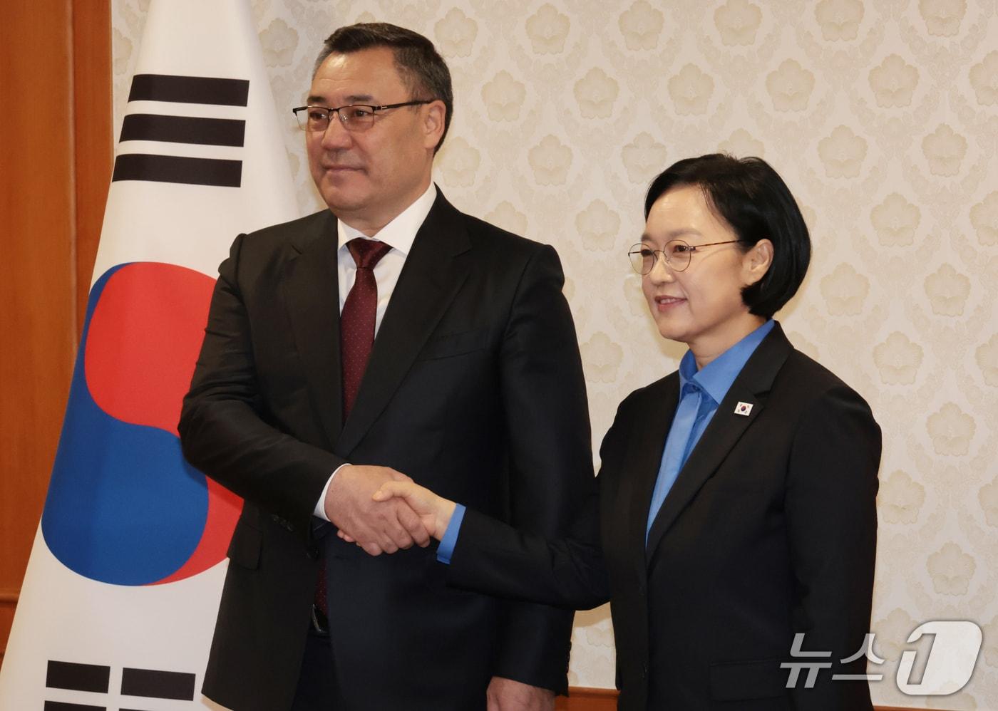 본문 이미지 - 한성숙 국무총리가 17일 오전 서울 종로구 정부서울청사에서 자파로프 키르기스스탄 대통령과 면담에 앞서 악수하며 기념촬영을 하고 있다. 2026.9.17 ⓒ 뉴스1 이종덕 기자
