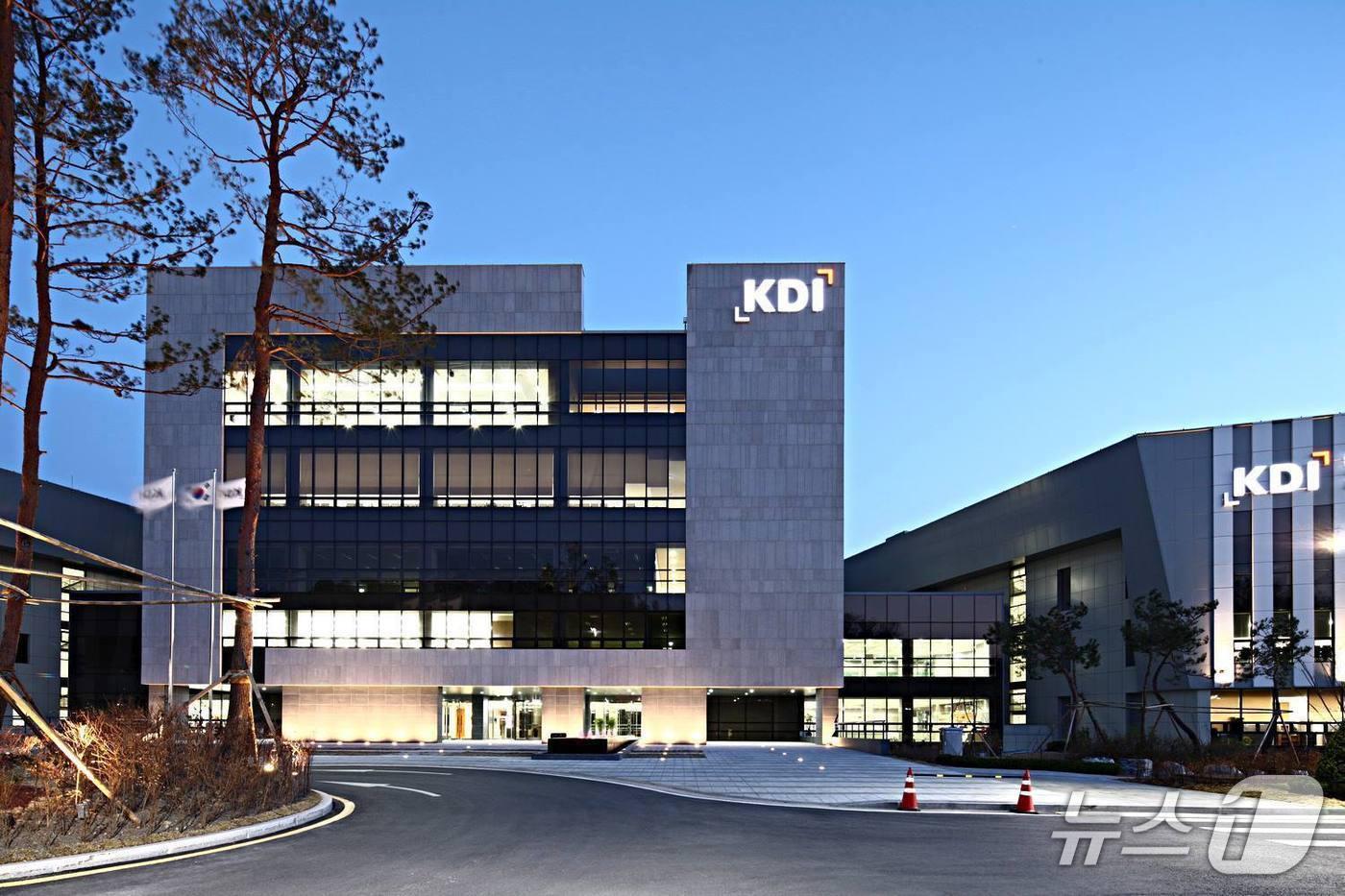 본문 이미지 - 세종시 반곡동 한국개발연구원 전경(KDI 제공)/뉴스1