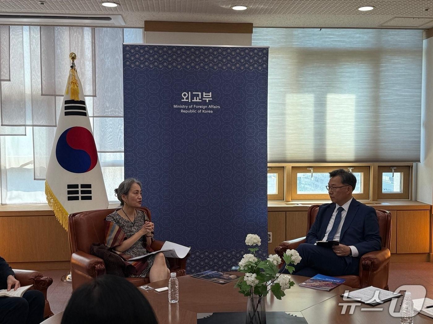 본문 이미지 - 장욱진 외교부 글로벌다자조정관이 16일 외교부 청사에서 쇼코 노다 유엔개발계획(UNDP) 사무차장보 겸 위기대응본부장과 면담했다고 17일 외교부가 밝혔다. (외교부 제공)