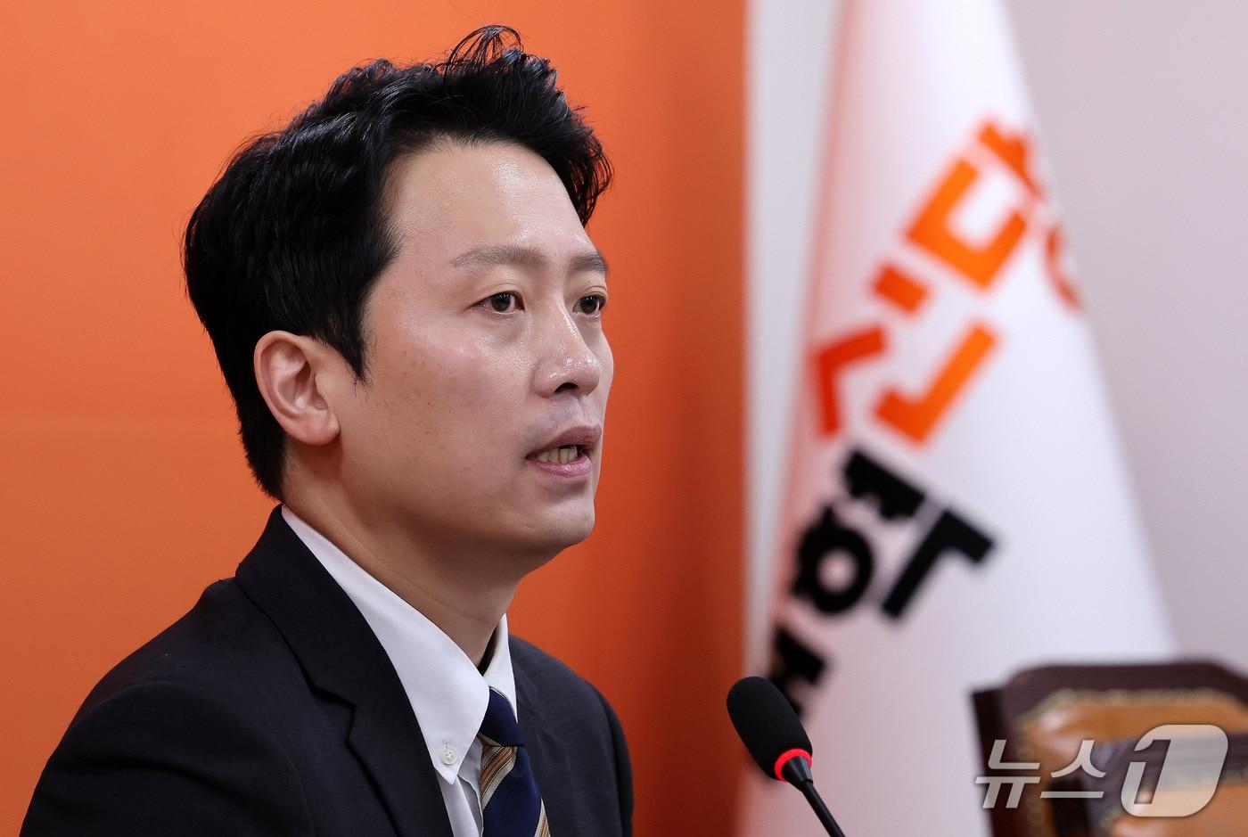 본문 이미지 - 이기인 개혁신당 비상대책위원장이 17일 서울 여의도 국회에서 첫 번째 당 쇄신안을 발표하고 있다. 2026.9.17 ⓒ 뉴스1 박지혜 기자