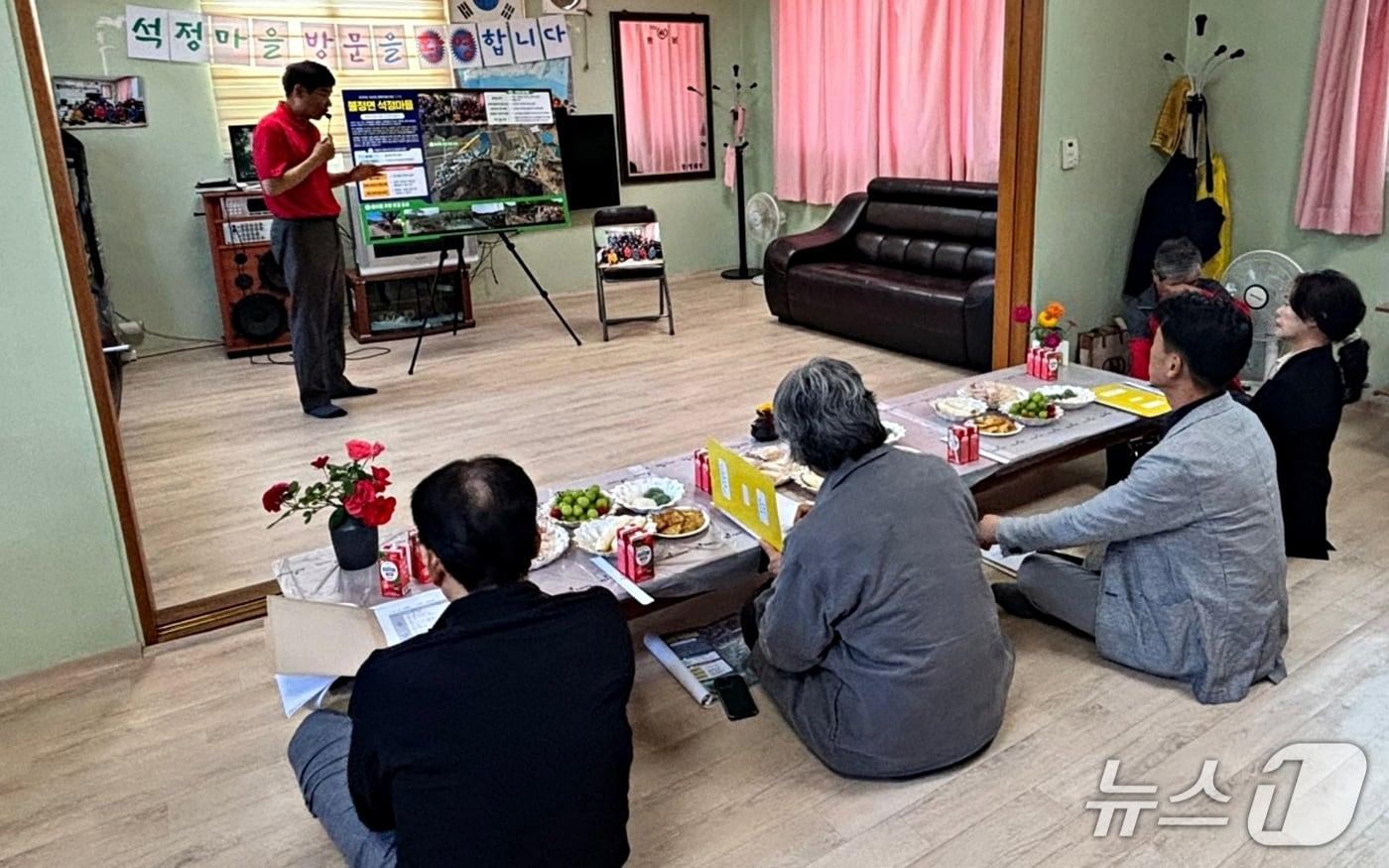 본문 이미지 - 괴산군 행복마을사업 현장 평가 진행 모습.(괴산군 제공. 재판매 및 DB 금지).2026.9.17/뉴스1