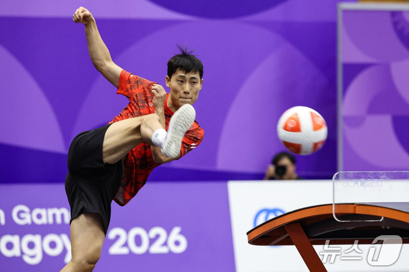 본문 이미지 - 대한민국 이준석이 17일 일본 나고야 히가시 스포츠 센터에서 열린 테크볼 남자 단식 라오스 알리사와 경기에서 공격을 하고 있다. 2026.9.17 ⓒ 뉴스1 김도우 기자