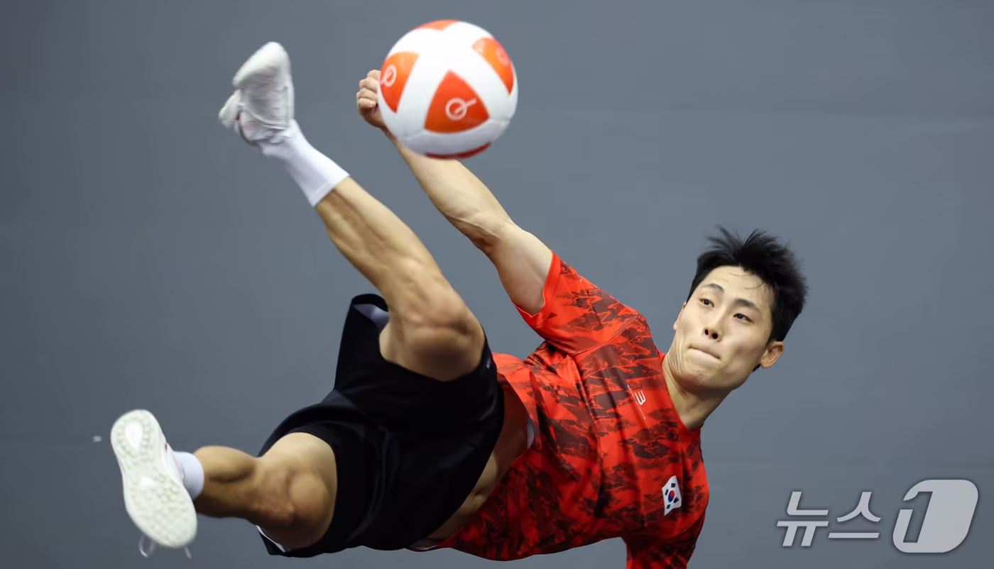 본문 이미지 - 대한민국 이준석이 17일 일본 나고야 히가시 스포츠 센터에서 열린 테크볼 남자 단식 필리핀 프린스 아구스틴과 경기에서 공격을 하고 있다. 2026.9.17 ⓒ 뉴스1 김도우 기자