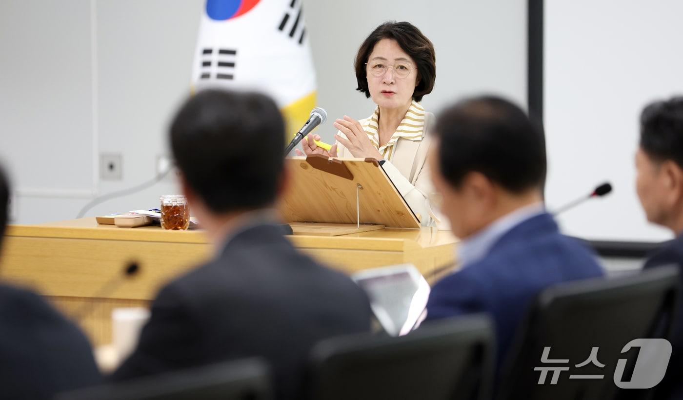 본문 이미지 - 추미애 경기도지사가 16일 경기도 율곡홀에서 열린 주간회의를 주재하고 있다. (경기도 제공. 재판매 및 DB 금지)
