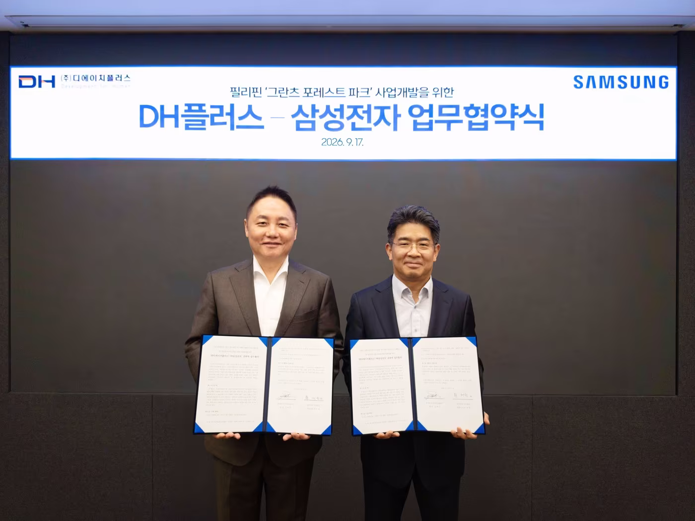 본문 이미지 - 이택서 DH플러스 회장(왼쪽)과 황태환 삼성전자 B2B통합오퍼링센터장 부사장이 인공지능 사물인터넷(AIoT) 기반 프리미엄 복합단지 개발사업을 위한 업무협약(MOU)을 체결하고 기념사진을 찍고 있다.(삼성전자 제공)/뉴스1