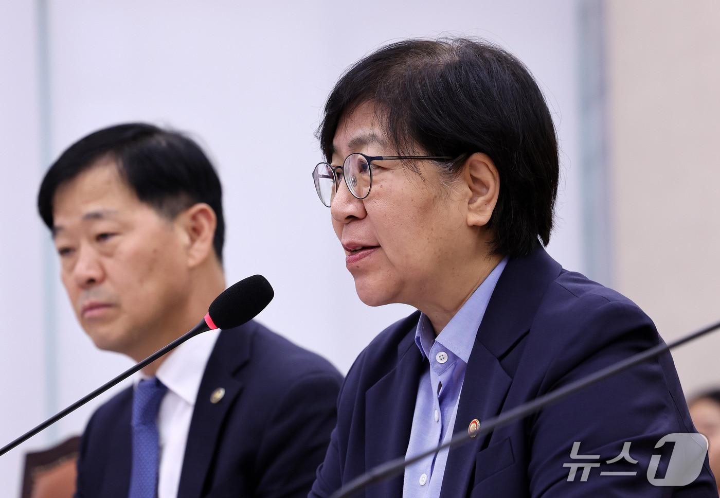 본문 이미지 - 정은경 보건복지부 장관이 17일 서울 여의도 국회에서 열린 보건복지위원회 전체회의에서 의원들의 질의에 답하고 있다.  뉴스1 