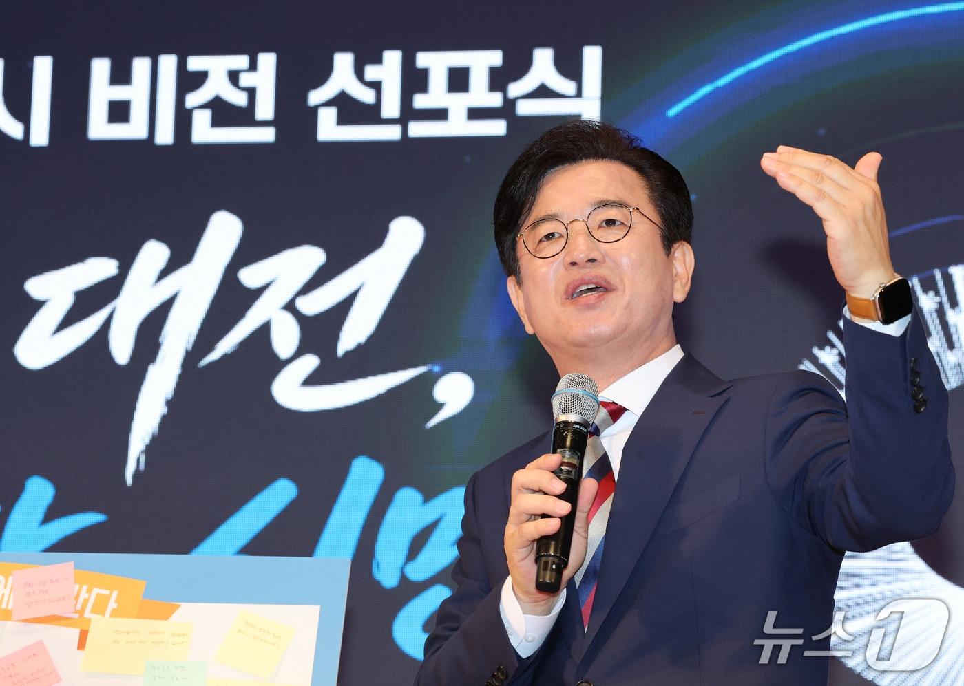 본문 이미지 - 허태정 대전시장이 17일 오전 대전시청 대강당에서 열린 민선 9기 비전 선포식에서 미래성장, 민생회복, 시민주권을 3대 핵심 가치로 정하고, 10대 시정 전략을 제시하고 있다. ⓒ 뉴스1 김기태 기자