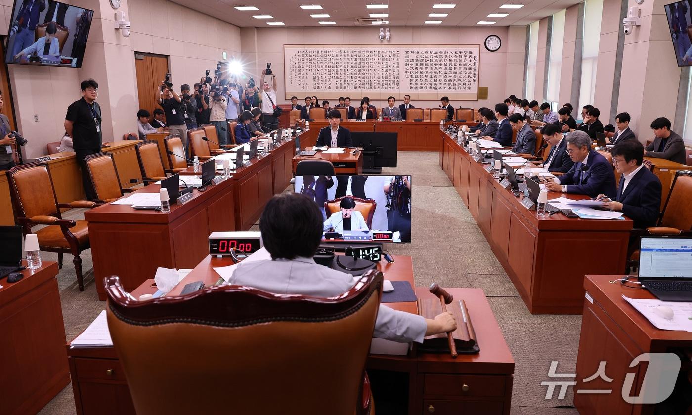 본문 이미지 - 서영교 국회 법제사법위원회 위원장이 17일 서울 여의도 국회에서 열린 법제사법위원회 전체회의에서 의사봉을 두드리고 있다. 이날 국민의힘 의원들은 서 위원장의 인사청문보고서 채택 안건 상정 강행에 반발해 퇴장했다. ⓒ 뉴스1 박지혜 기자