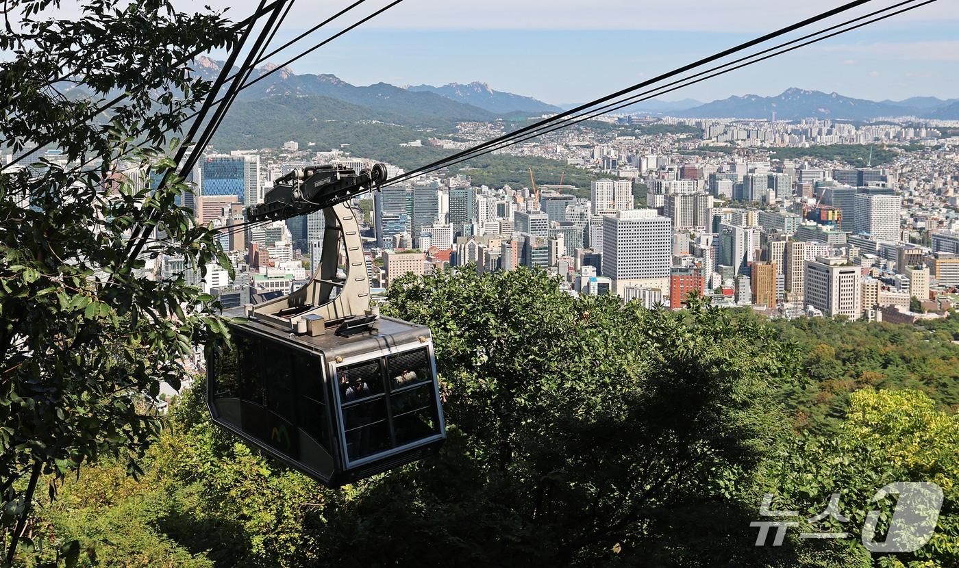 본문 이미지 - 남산 곤돌라 설치를 둘러싼 서울시와 기존 남산 케이블카 운영사 한국삭도공업의 도시관리계획결정 처분 취소소송 항소심 선고 공판을 앞둔 17일 서울 남산타워에서 케이블카가 운영되고 있다. 2026.9.17 ⓒ 뉴스1 오대일 기자