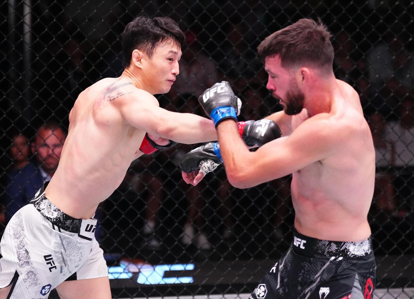 본문 이미지 - 최두호(왼쪽)의 경기 장면.(UFC 제공)