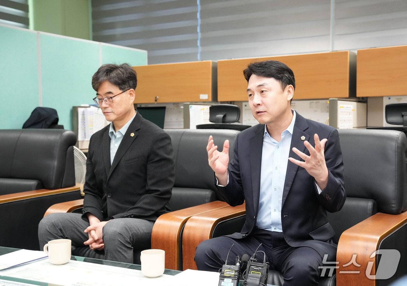 본문 이미지 - 17일 한정수 전북도의회 예결위원장(오른쪽)이 기자실에서 추경예산안 심사에 대한 설명을 하고 있다.2026.9.17/뉴스1