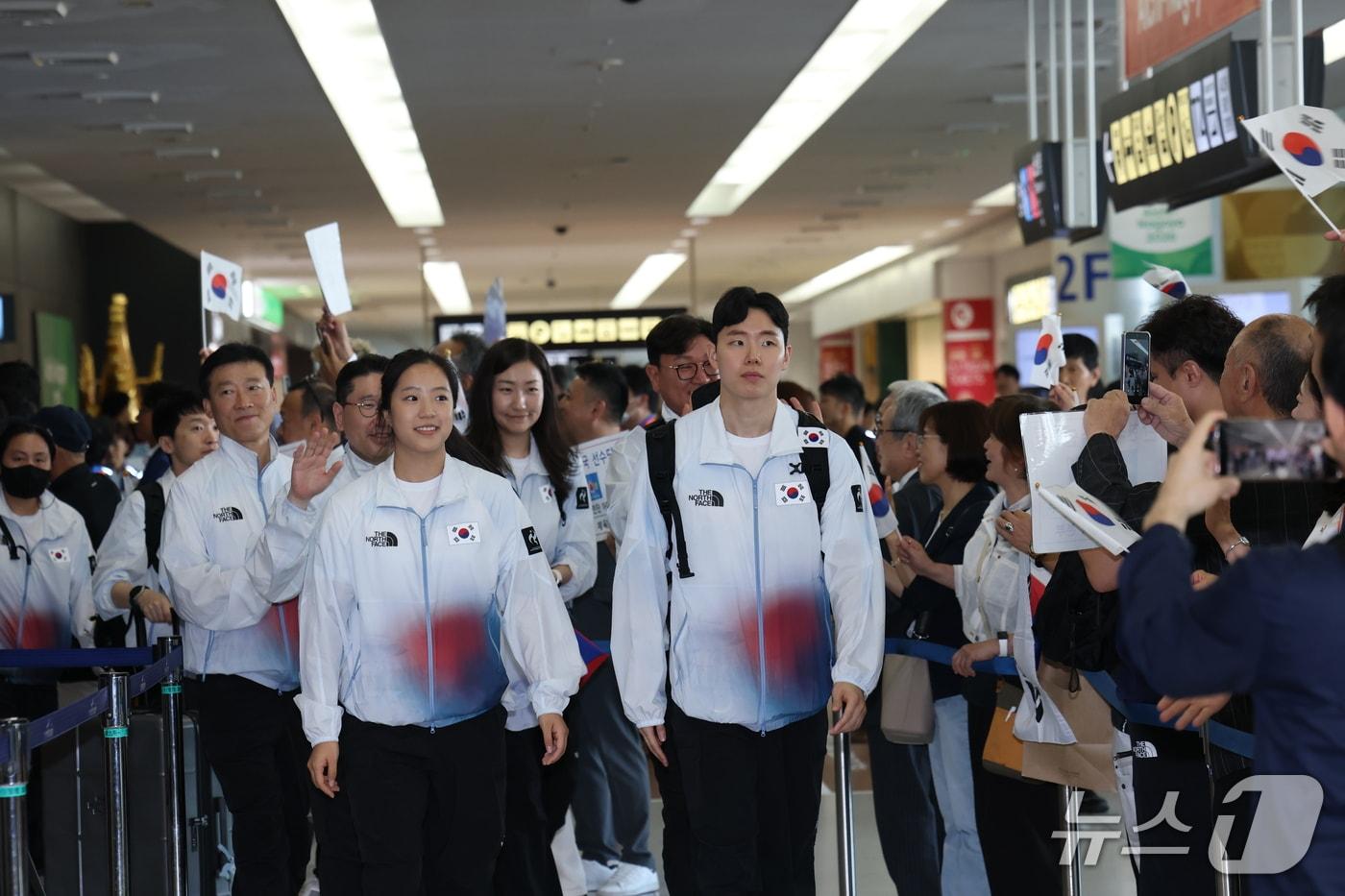 본문 이미지 - 2026 아이치-나고야 아시안게임에 출전하는 대한민국 선수단이 17일 일본 나고야 주부국제공항으로 입국하고 있다. 2026.9.17 ⓒ 뉴스1 김민지 기자