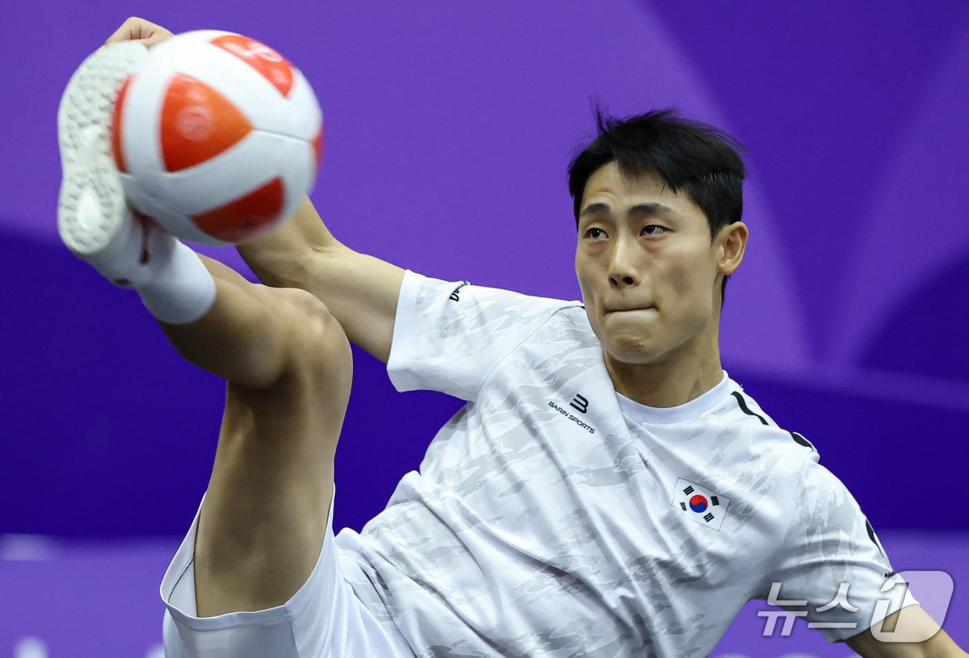 본문 이미지 - 대한민국 이준석이 17일 일본 나고야 히가시 스포츠 센터에서 열린 테크볼 남자 단식 일본 와세 아키노리와 경기에서 공격을 하고 있다. 2026.9.17 ⓒ 뉴스1 김도우 기자