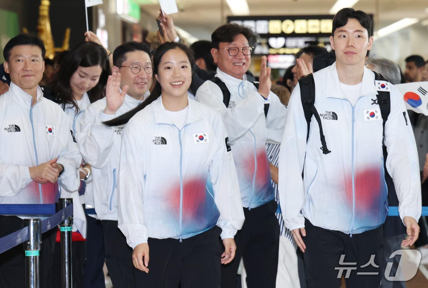 본문 이미지 - 2026 아이치·나고야 아시안게임에 출전하는 탁구 국가대표 신유빈과 배드민턴 국가대표 서승재 등 대한민국 선수단이 17일 일본 나고야 츄부국제공항을 통해 입국하고 있다. 2026.9.17 ⓒ 뉴스1 김민지 기자