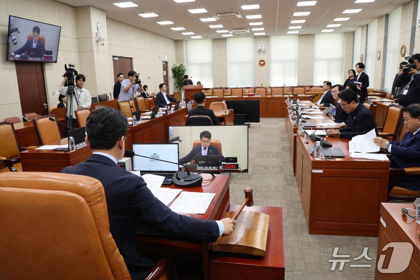 본문 이미지 - 진성준 국방위원장이 지난 17일 오후 서울 여의도 국회에서 열린 국방위원회 전체회의에서 의사봉을 두드리고 있다. 2026.9.17 ⓒ 뉴스1 황기선 기자