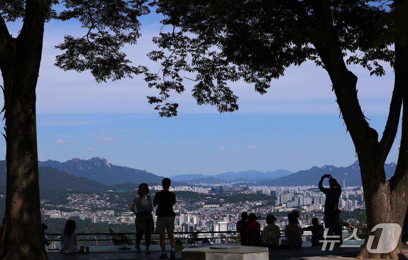 본문 이미지 - 서울 남산에서 바라본 서울 도심 위로 쾌청한 가을 하늘이 펼쳐져 있다. 2026.9.17 ⓒ 뉴스1 오대일 기자