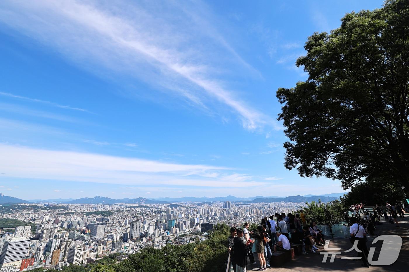 본문 이미지 - 서울 남산에서 바라본 서울 도심 위로 쾌청한 가을 하늘이 펼쳐져 있다. 2026.9.17 ⓒ 뉴스1 오대일 기자