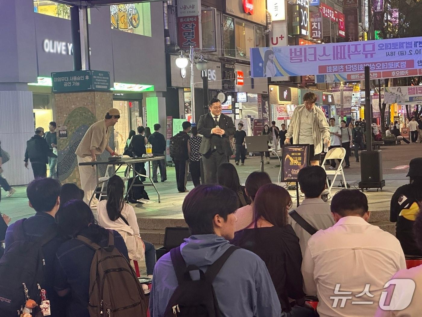 본문 이미지 - 경기 안양시가 지난 4일부터 범계로데오 문화의 거리에서 야간 버스킹 공연을 진행하고 있다. (안양시 제공. 재판매 및 DB 금지) 2026.9.17/뉴스1