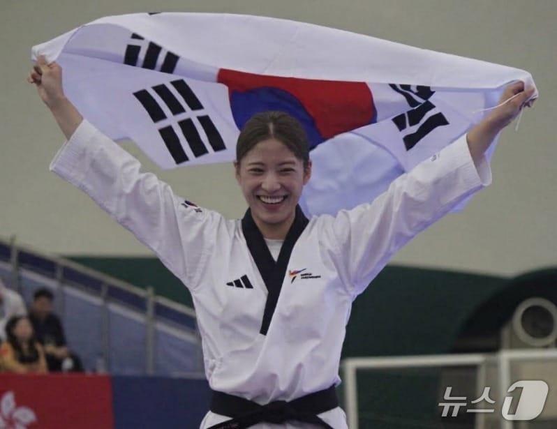 본문 이미지 - 성주군청 유승민 선수가 지난 16일 강원 춘천에서 열린 세계태권도품새선수권대회에서 금메달을 차지한 뒤 기뻐하고 있다. (성주군 제공. 재판매 및 DB 금지)/뉴스1