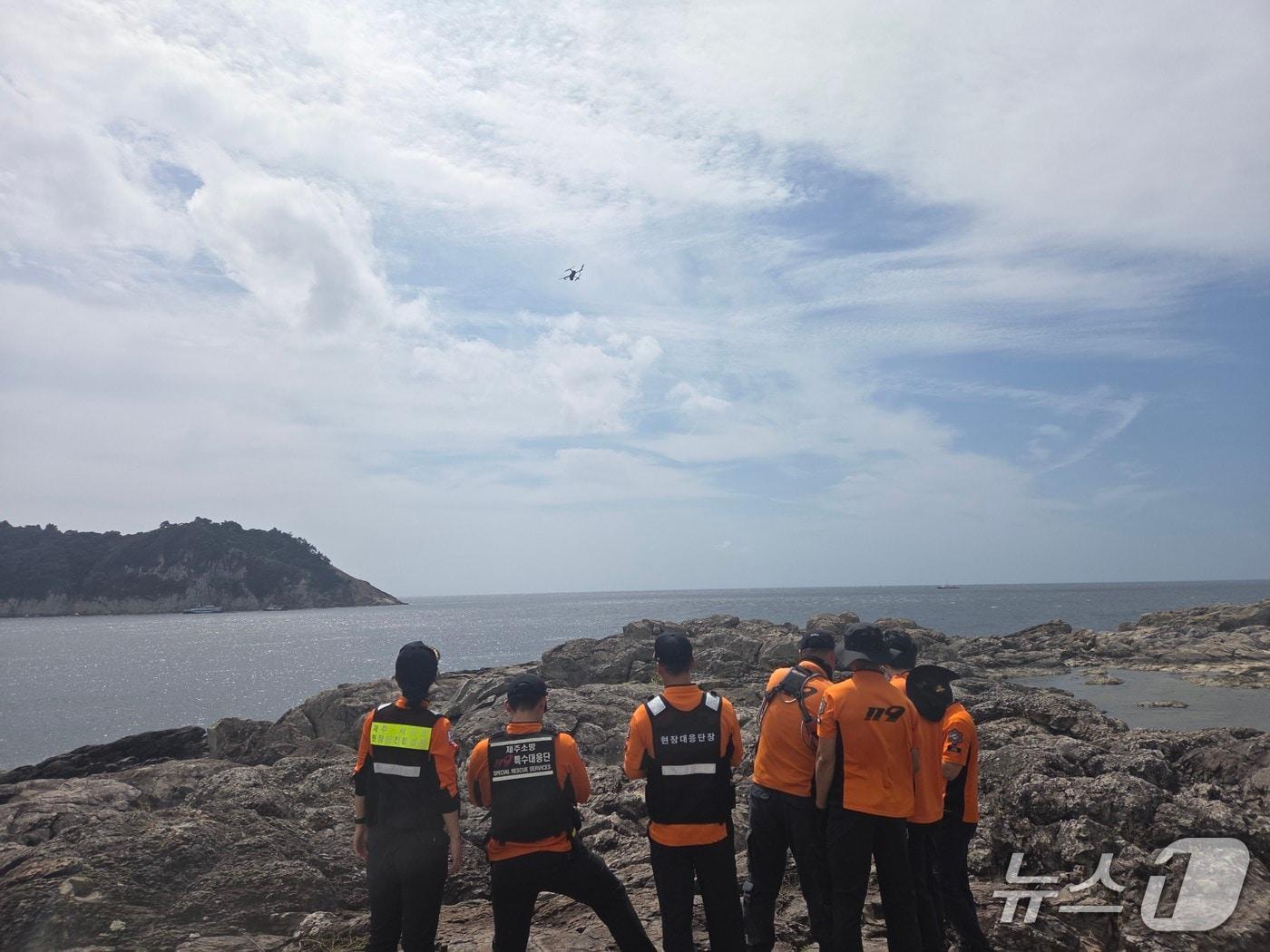 본문 이미지 - 17일 오전 제주 해상에서 사라진 스쿠버다이버 2명을 수색 중인 소방당국.(제주도소방안전본부 제공. 재판매 및 DB 금지)