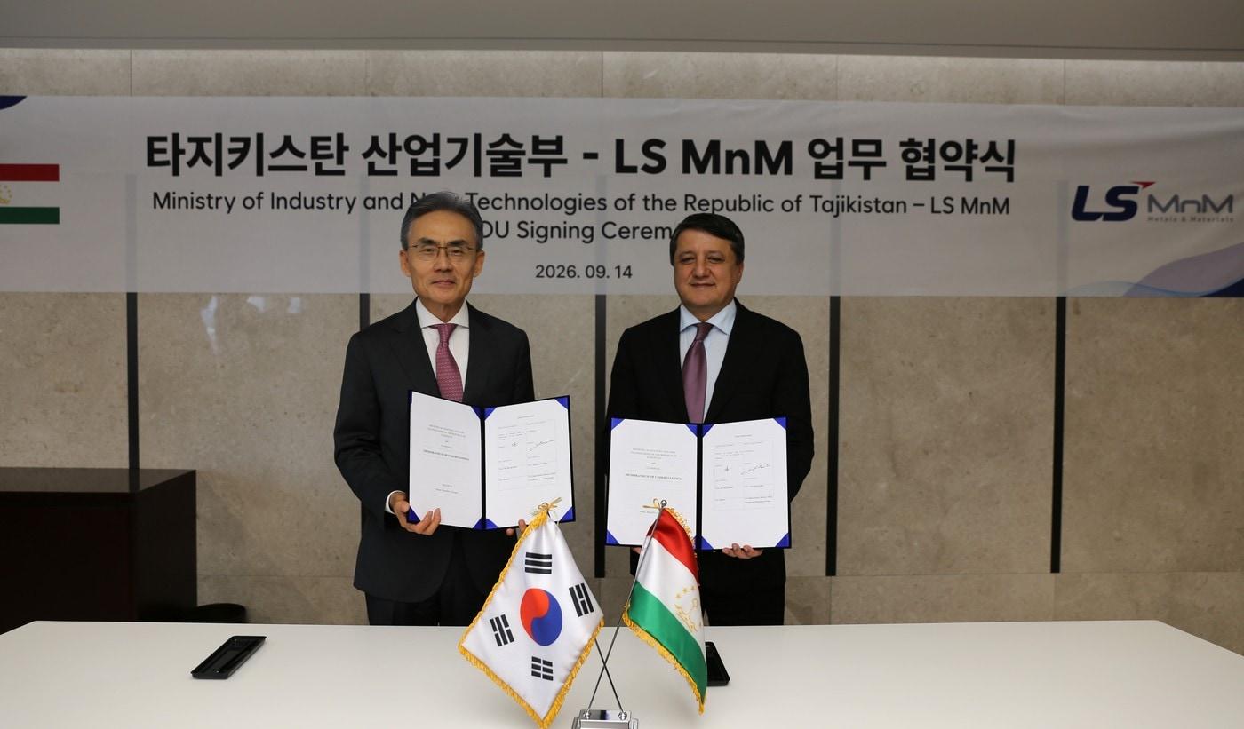 본문 이미지 - LS그룹이 16일 개최된 '한국-중앙아시아 5개국 정상회의 및 비즈니스 서밋'을 계기로 중앙아시아 3개국과 에너지/통신 인프라, 핵심광물, 희소금속 산업 분야 등에 대한 사업을 확대한다. 왼쪽부터 심현석 LS MnM 부사장과 셰랄리 카비르 타지키스탄 공화국 산업신기술부 장관. (LS 제공. 재판매 및 DB 금지) 2026.9.17/뉴스1