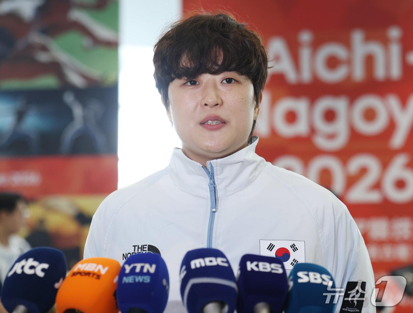 본문 이미지 - 2026 아이치·나고야 아시안게임에 출전하는 핸드볼 여자 국가대표팀 류은희가 17일 일본 나고야 츄부국제공항을 통해 입국하며 취재진 질의에 답변하고 있다. 2026.9.17 ⓒ 뉴스1 김민지 기자