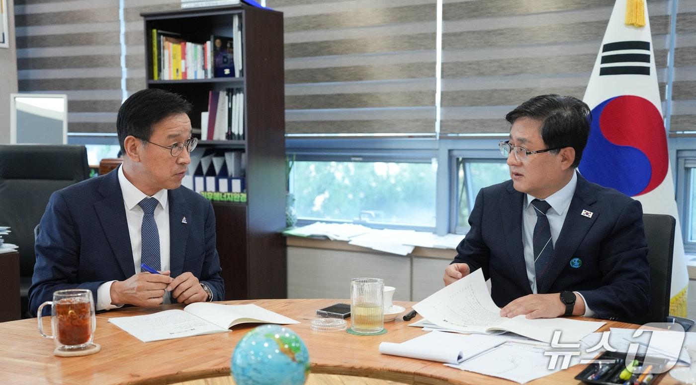 본문 이미지 - 위성곤 지사(왼쪽)와 김성환 장관. (제주도청 제공. 재판매 및 DB 금지)/뉴스1 