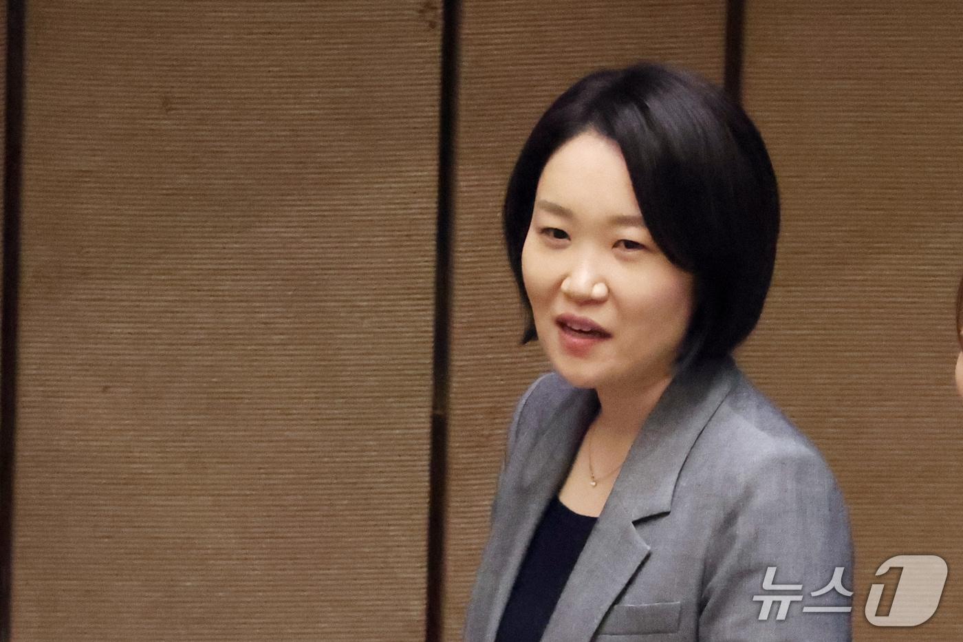 본문 이미지 - 이소영 중소벤처기업부 장관 후보자가 17일 오후 서울 여의도 국회에서 열린 제439회 국회(정기회) 제9차 본회의에 참석하고 있다. 2026.9.17 ⓒ 뉴스1 황기선 기자