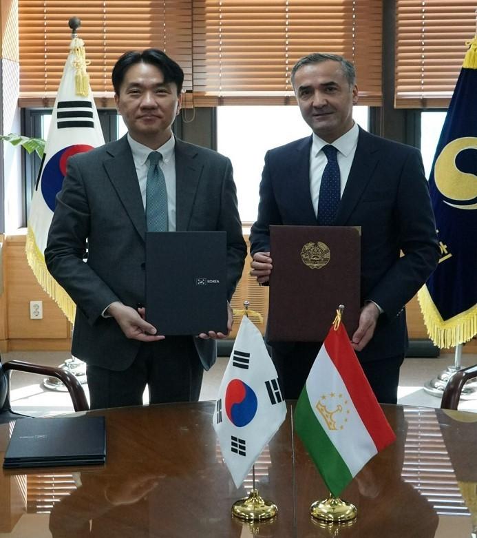 본문 이미지 - 이형주 FIU 원장과 톨립조다 피르다브스(Tolibzoda Firdavs) 타지키스탄 국립은행 총재(금융위 제공).